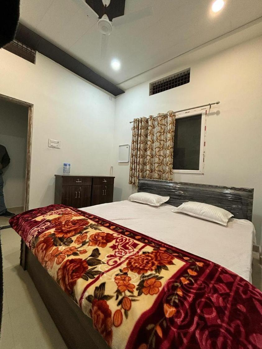 Madhuri Guest House Varanasi Exterior foto
