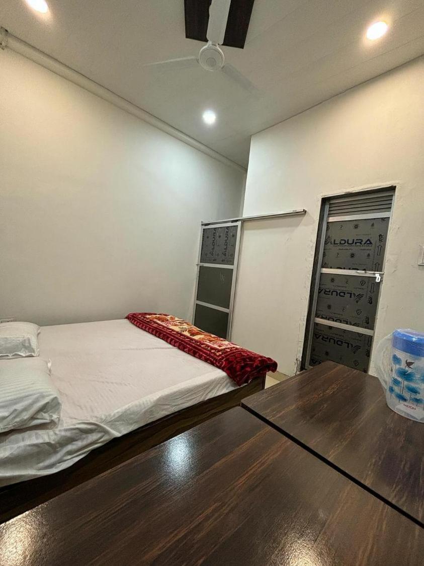 Madhuri Guest House Varanasi Exterior foto