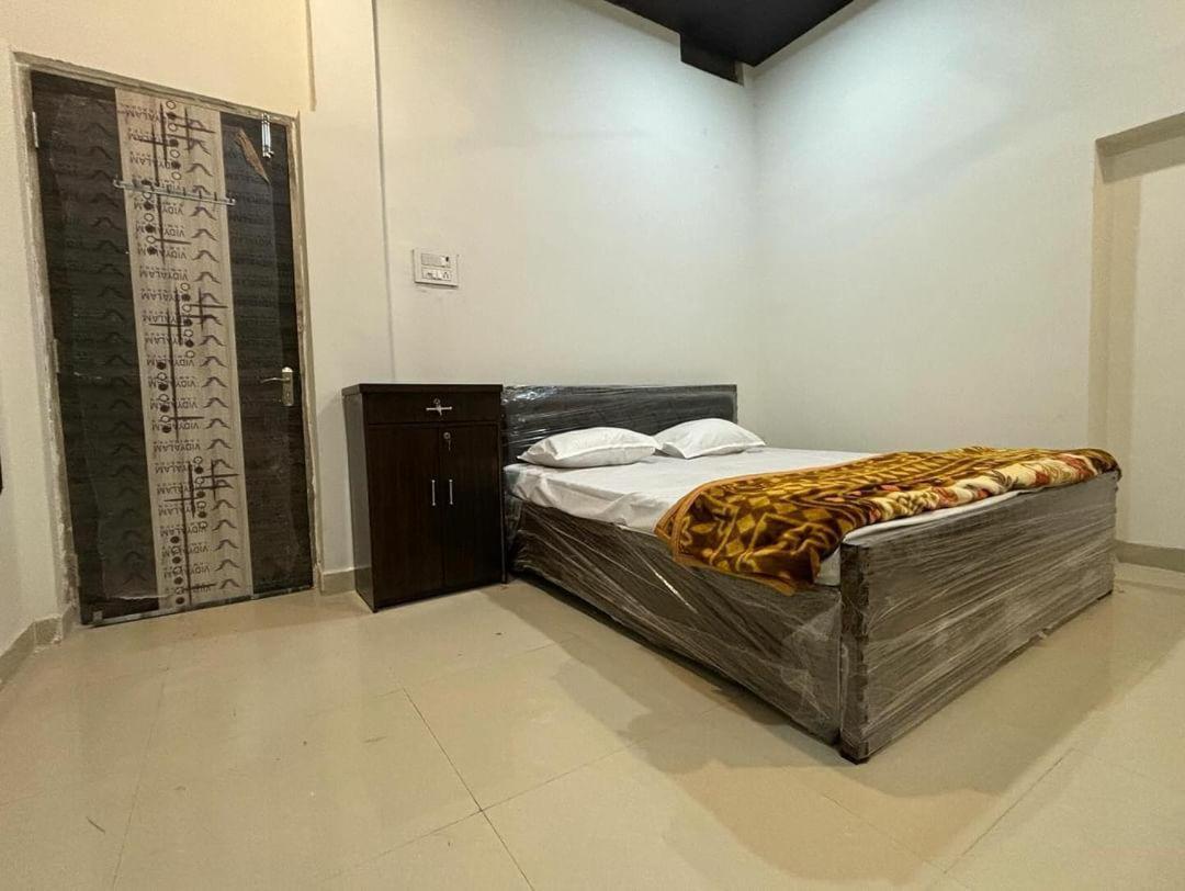 Madhuri Guest House Varanasi Exterior foto