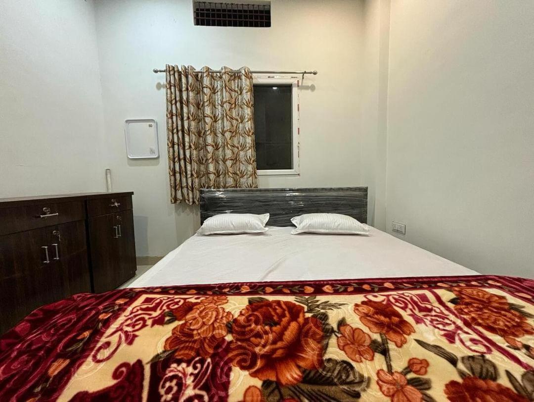 Madhuri Guest House Varanasi Exterior foto
